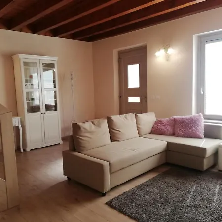 Villetta A Schiera Con Giardino Box E Posto Auto.